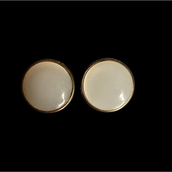 Vintage Coro Pearlized Dome Disc Clip On Earrings Gold Tone Setting Mod MCM - Picture 8 of 8